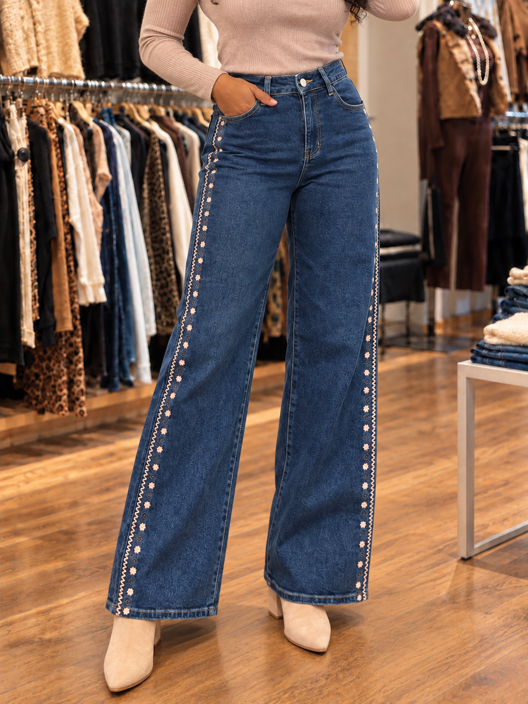 Jean wide leg bleu à broderies latérales — vue rapprochée en boutique
