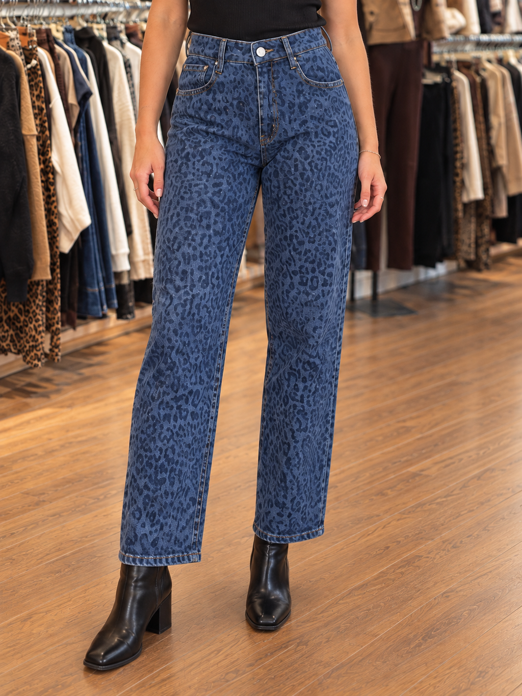 Jean droit bleu imprimé léopard — vue rapprochée en boutique