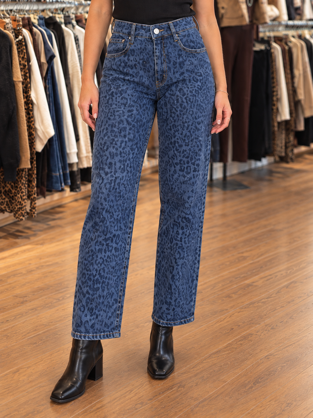 Jean droit bleu imprimé léopard — vue rapprochée en boutique
