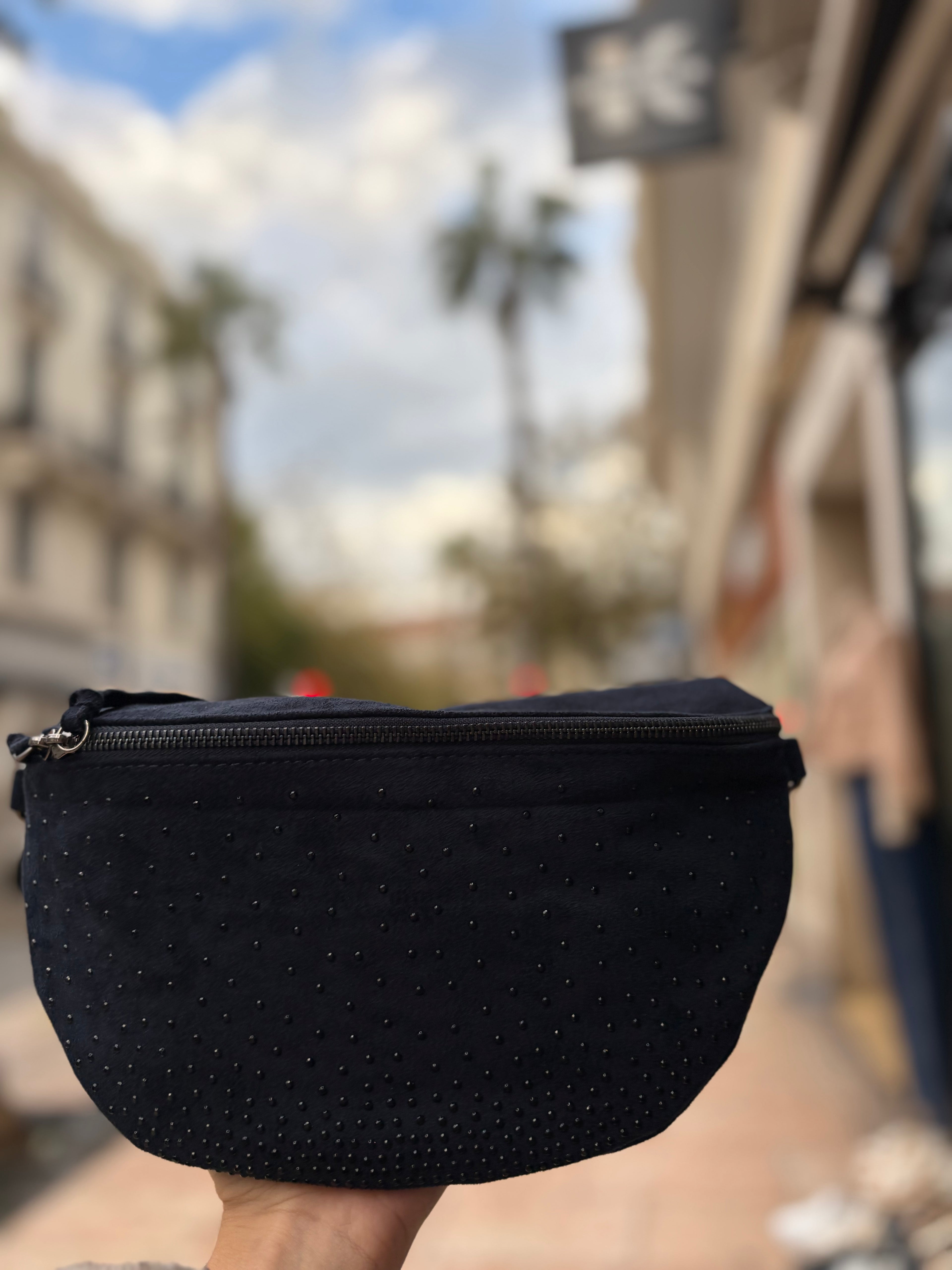 Banane KIFFEUR – L’élégance du daim, le style sans effort