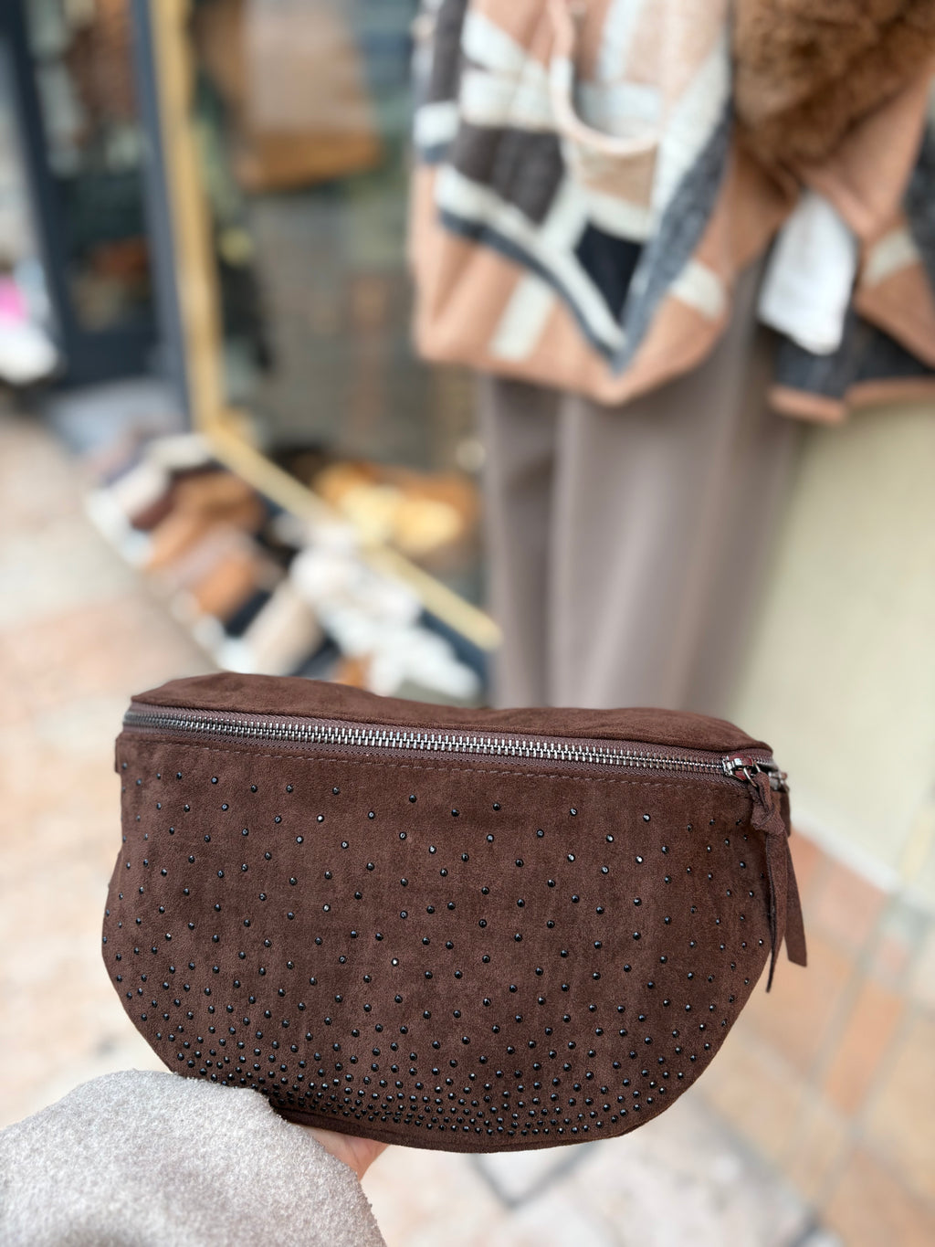 Banane KIFFEUR – L’élégance du daim, le style sans effort