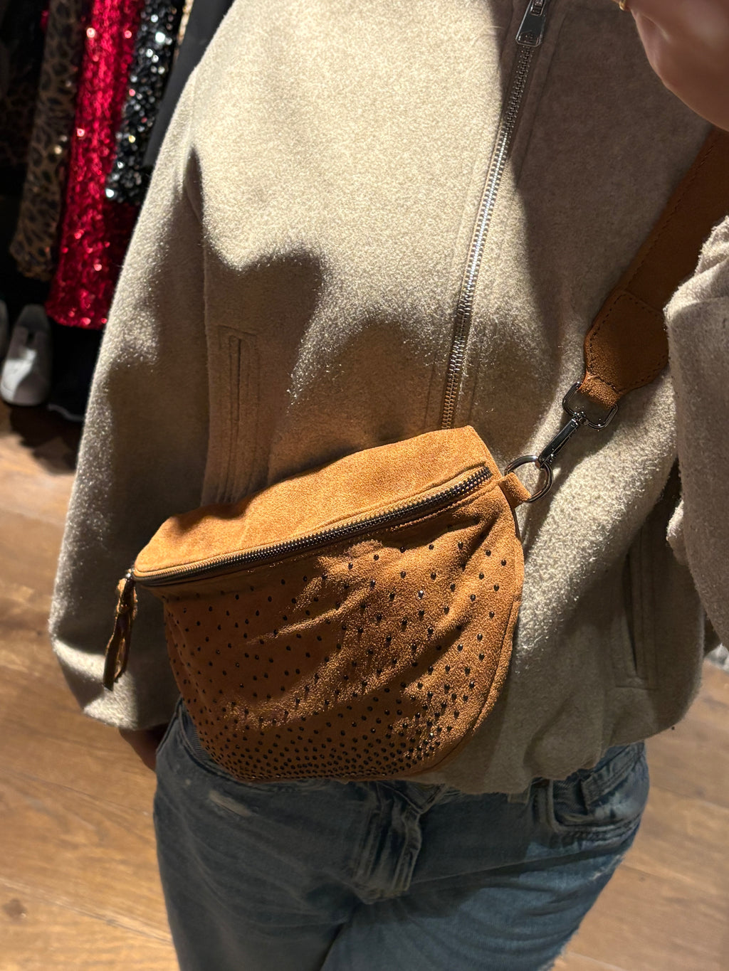 Banane KIFFEUR – L’élégance du daim, le style sans effort