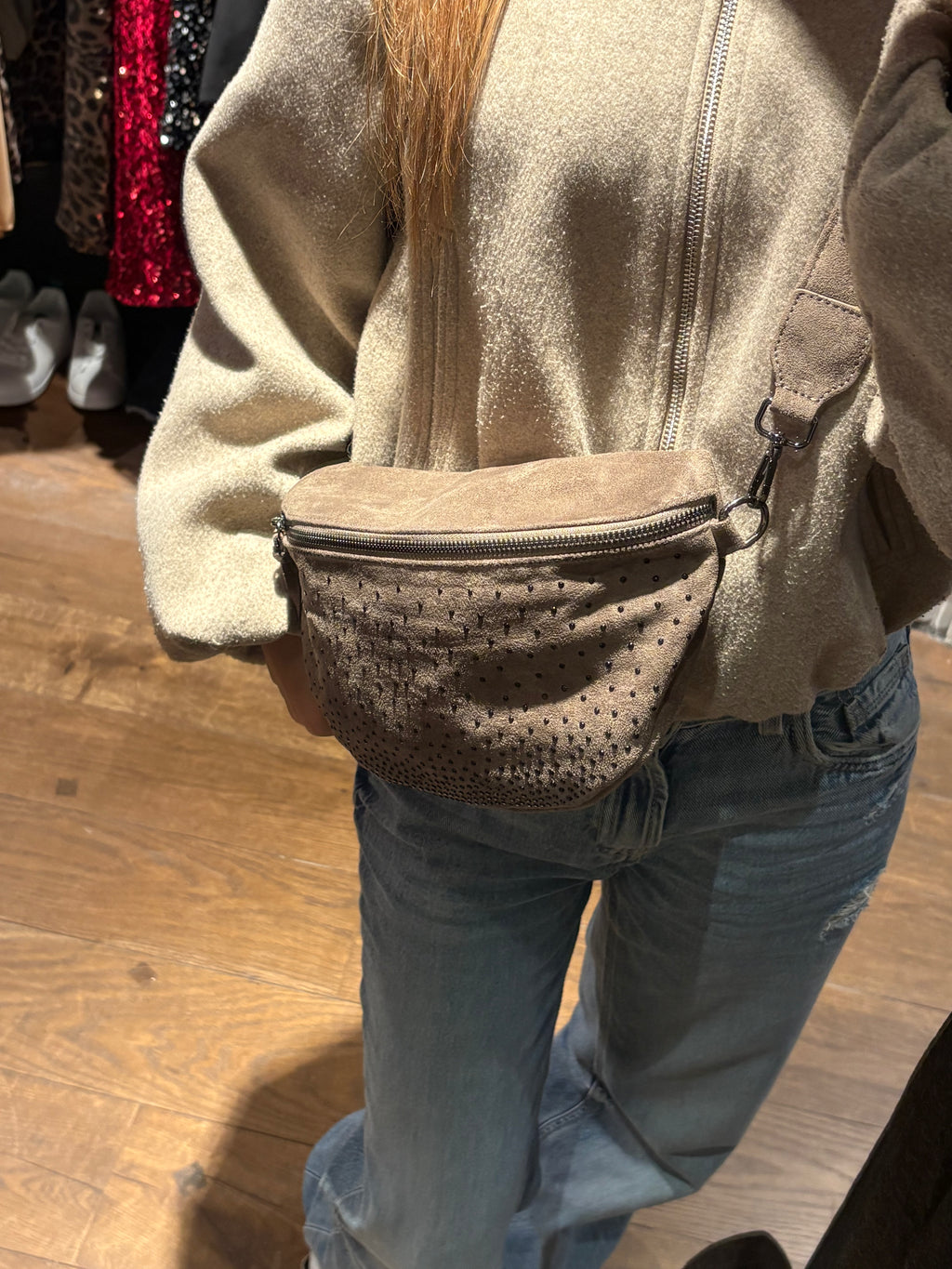 Banane KIFFEUR – L’élégance du daim, le style sans effort