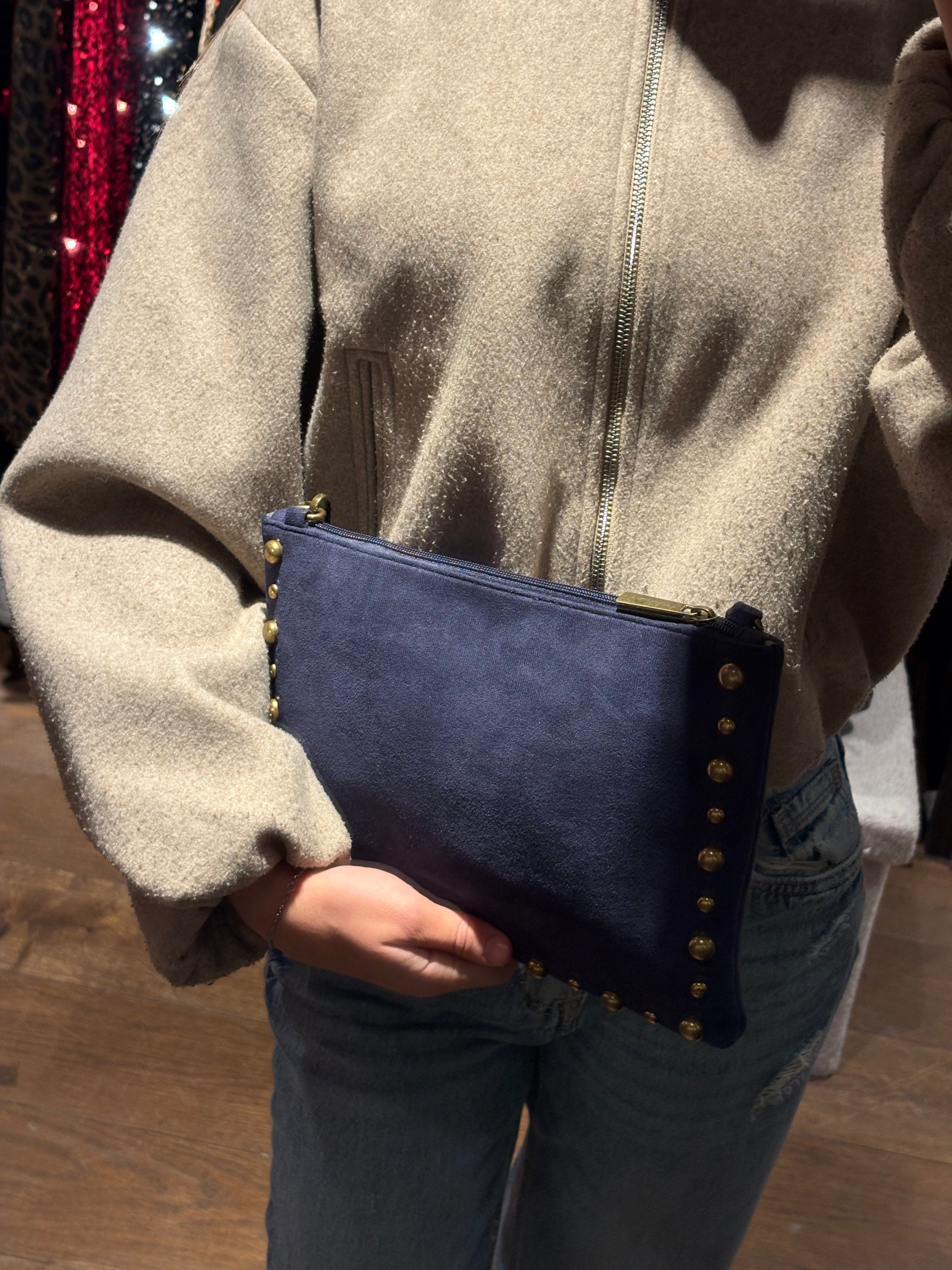 Pochette KIFFEUR – L’élégance du daim au format parfait