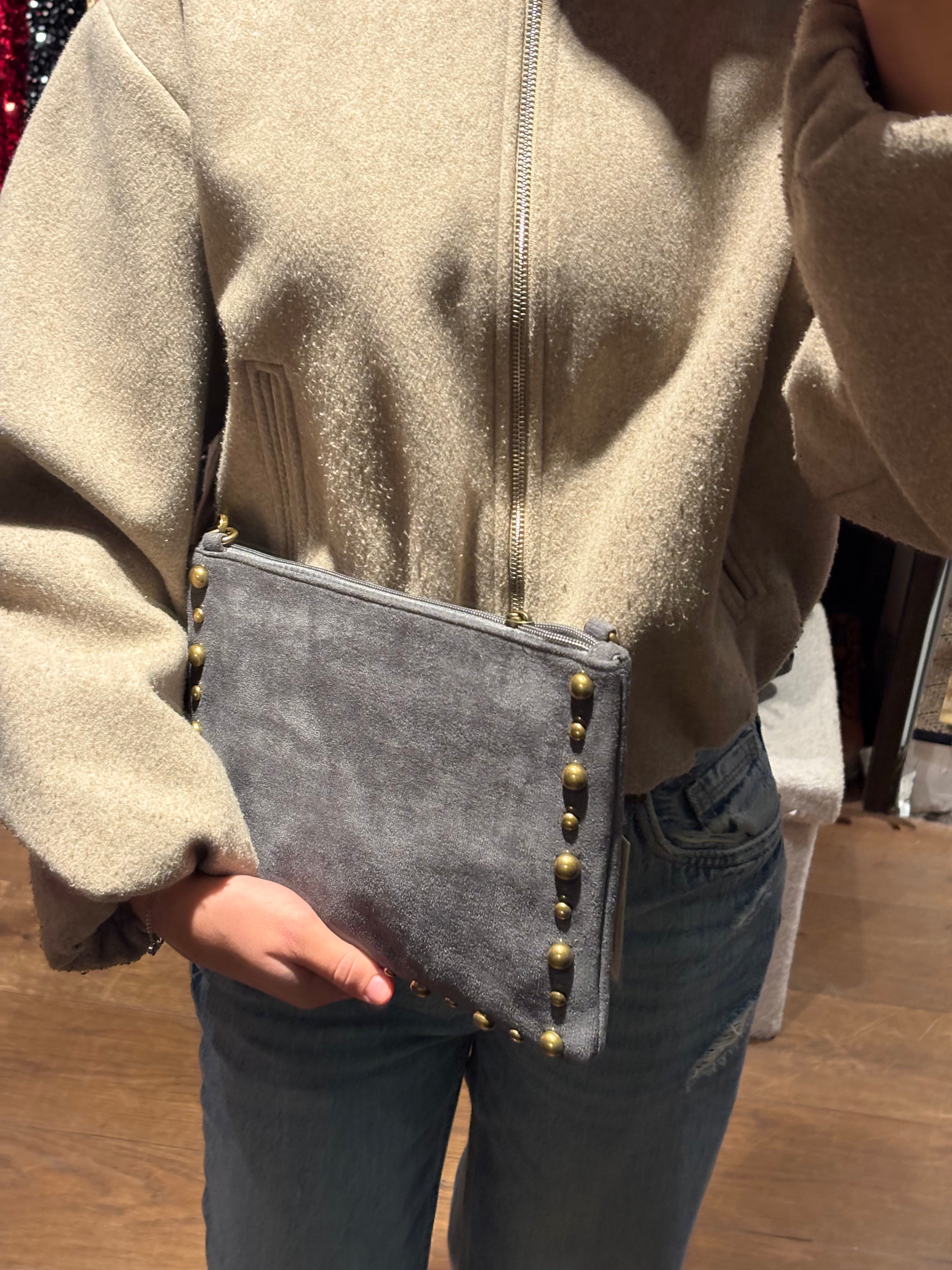 Pochette KIFFEUR – L’élégance du daim au format parfait