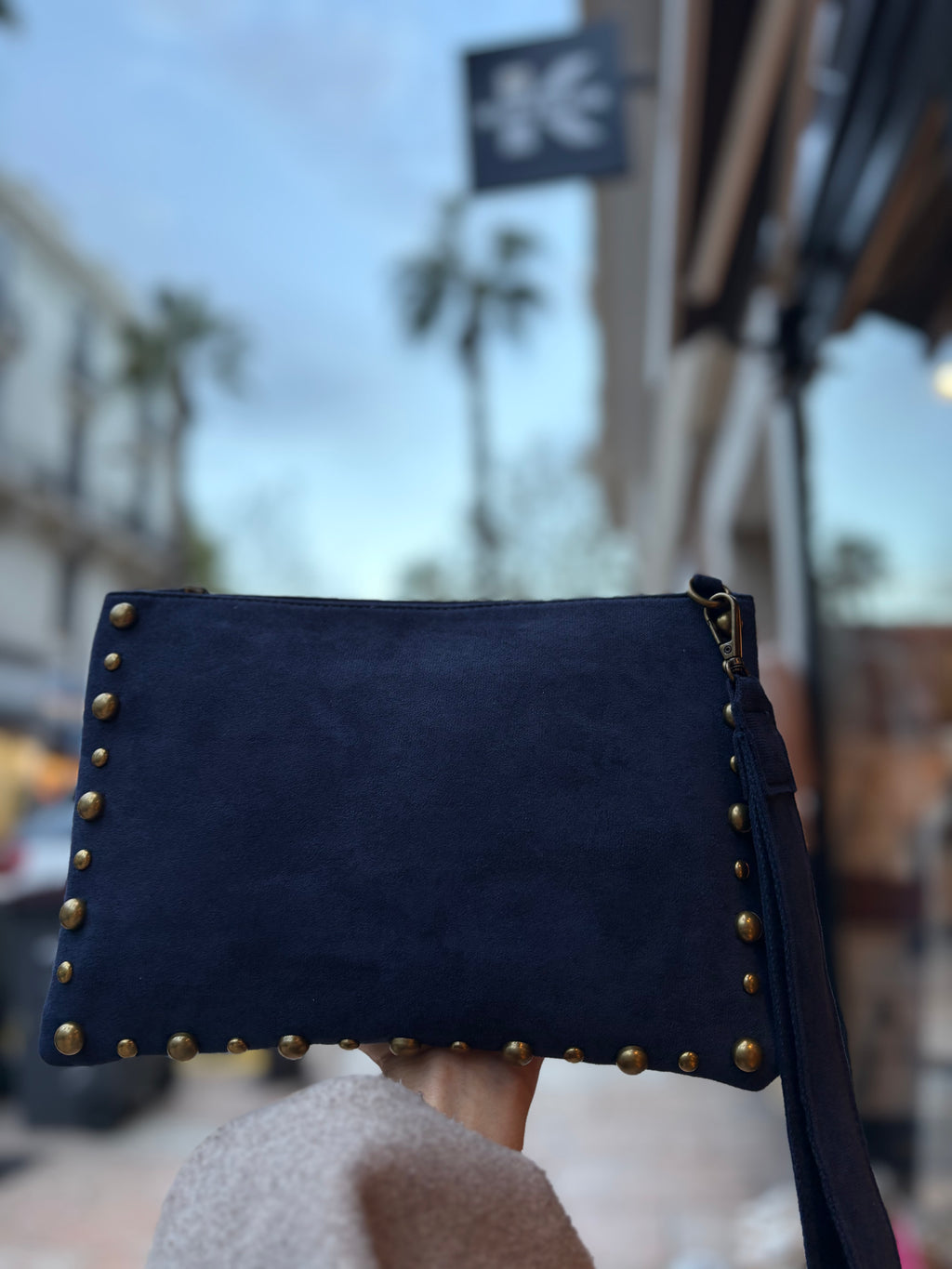 Pochette KIFFEUR – L’élégance du daim au format parfait