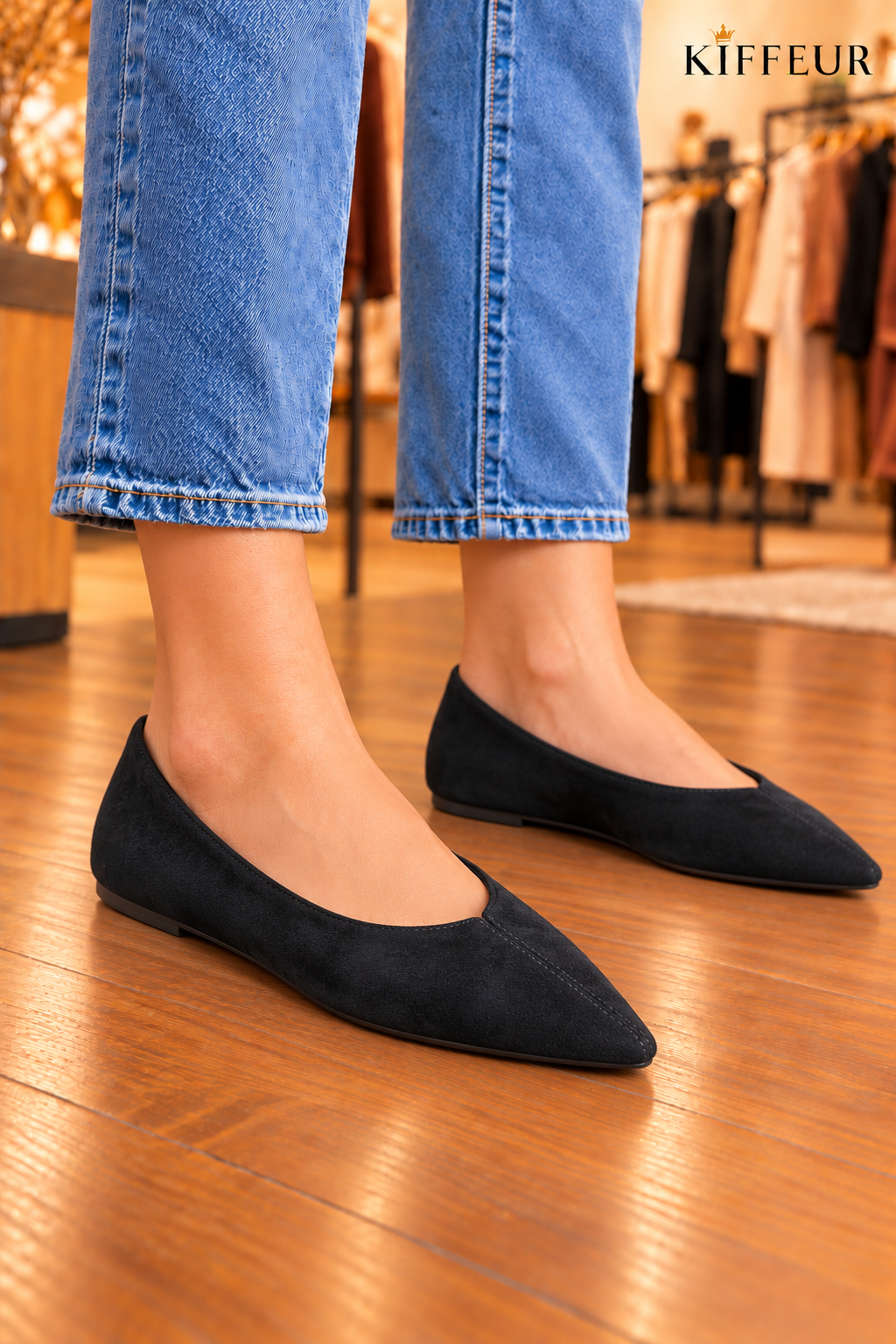 Ballerines pointues effet suédé noir à couture centrale, portées – KIFFEUR