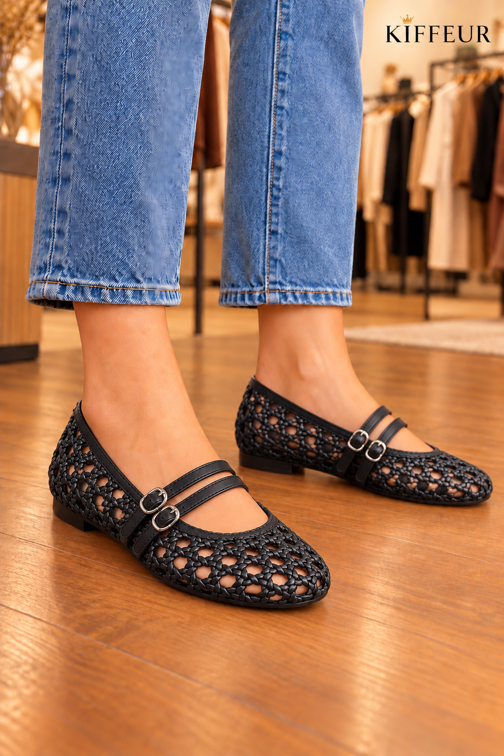 Ballerines femme noires tressées ajourées à deux brides à boucle, portées – KIFFEUR