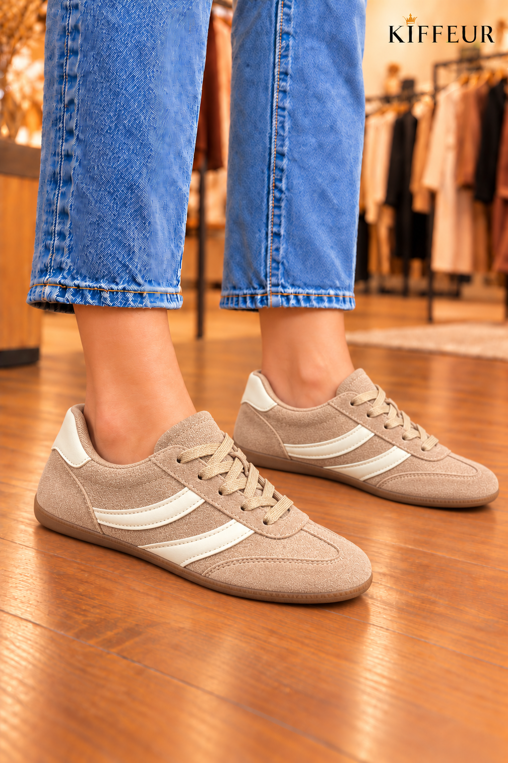 Baskets femme beige effet suédé à deux bandes courbes écrues – KIFFEUR