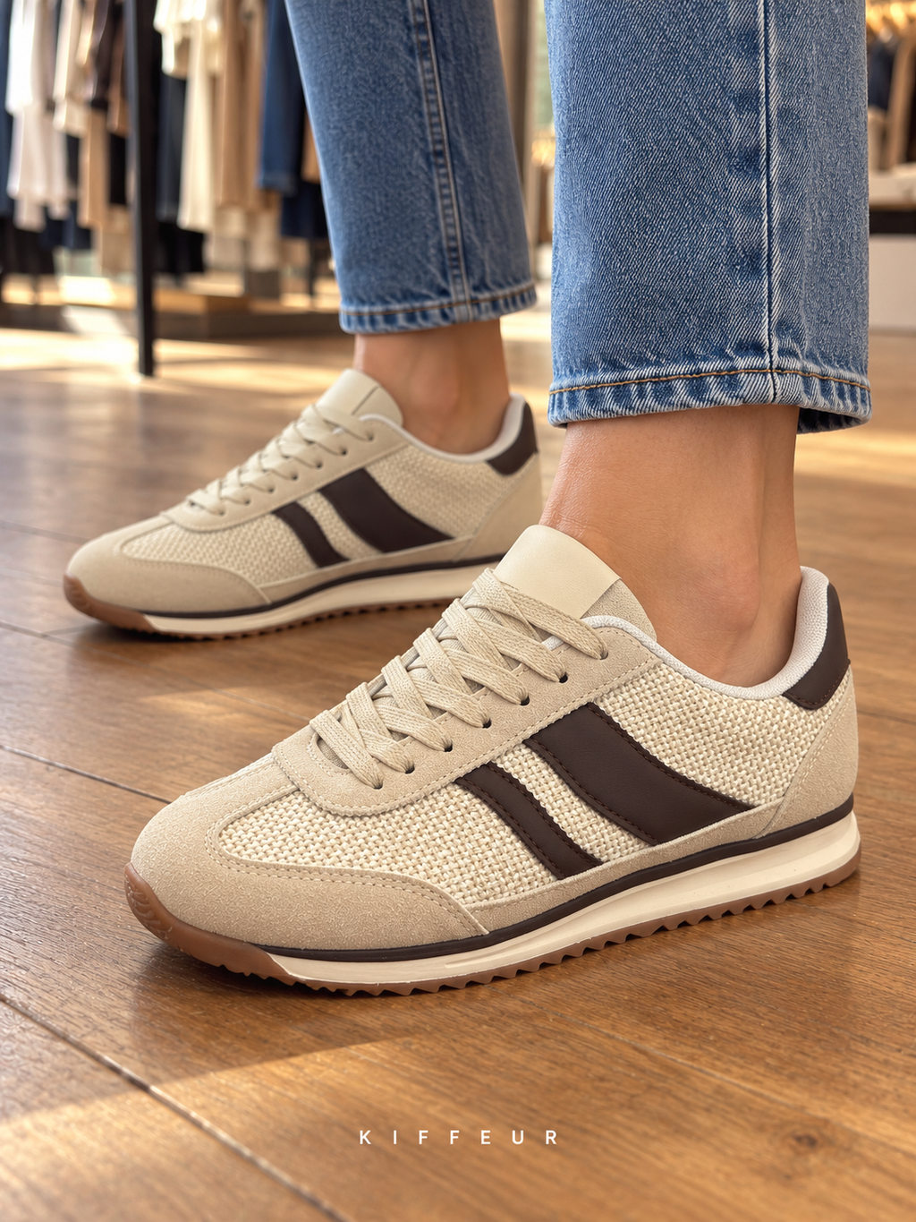 Baskets beige à bandes incurvées et semelle bicolore, portées avec un jean en boutique KIFFEUR