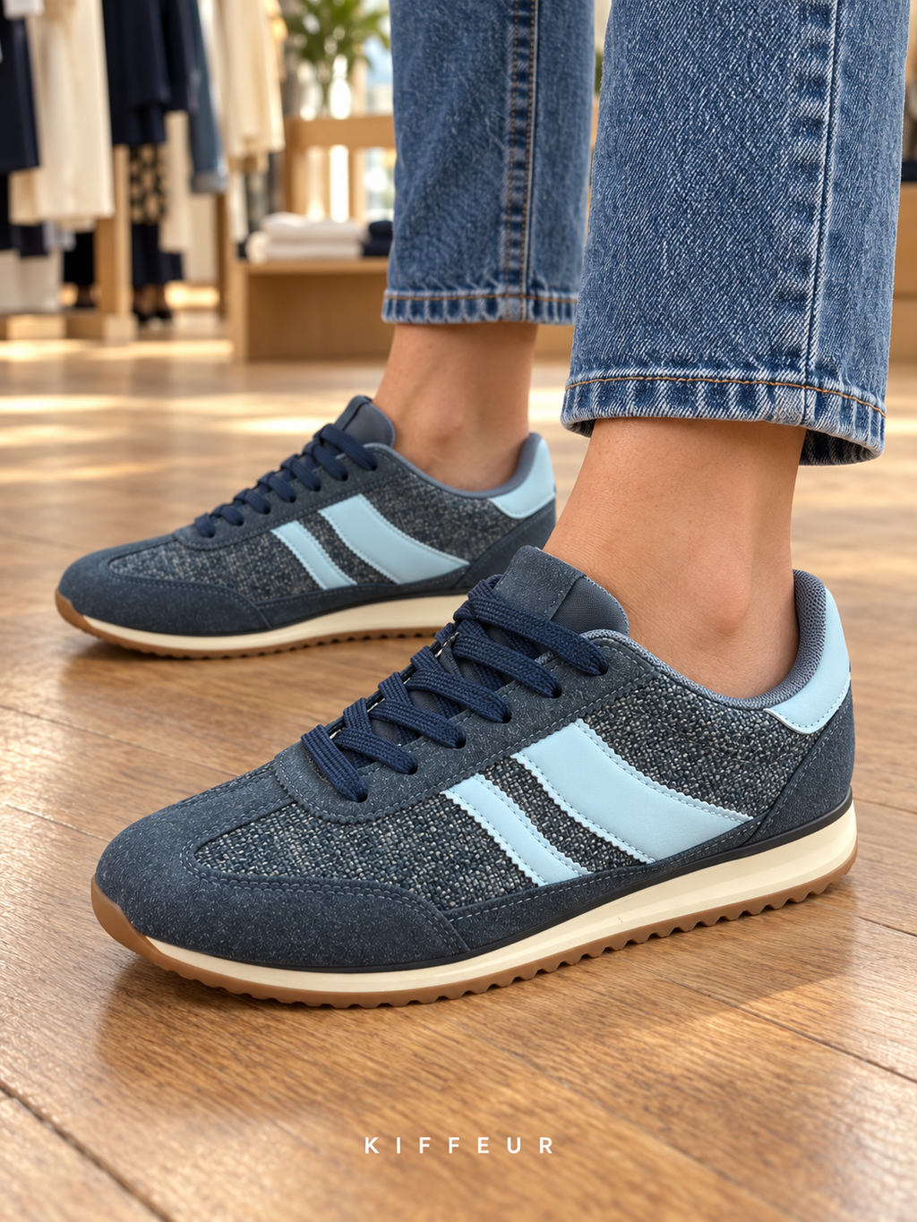 Baskets bleu à bandes incurvées et semelle bicolore, portées avec un jean en boutique KIFFEUR