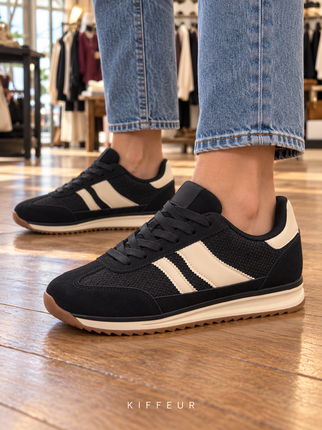 Baskets noir à bandes incurvées et semelle bicolore, portées avec un jean en boutique KIFFEUR