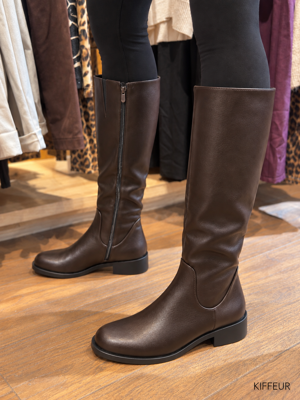 Bottes hautes lisses marron à talon bas, visuel porté KIFFEUR