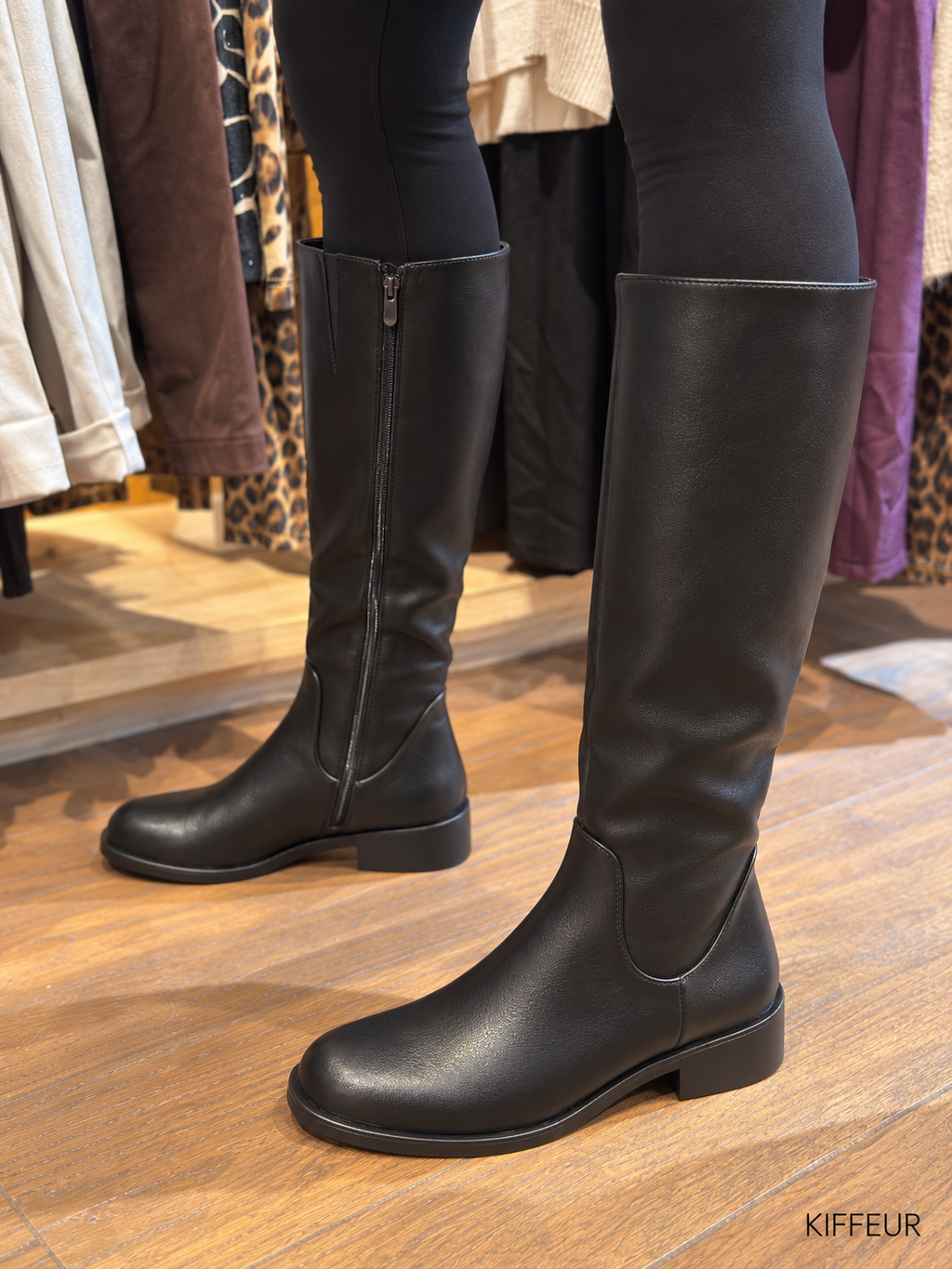 Bottes hautes lisses noires à talon bas, visuel porté KIFFEUR