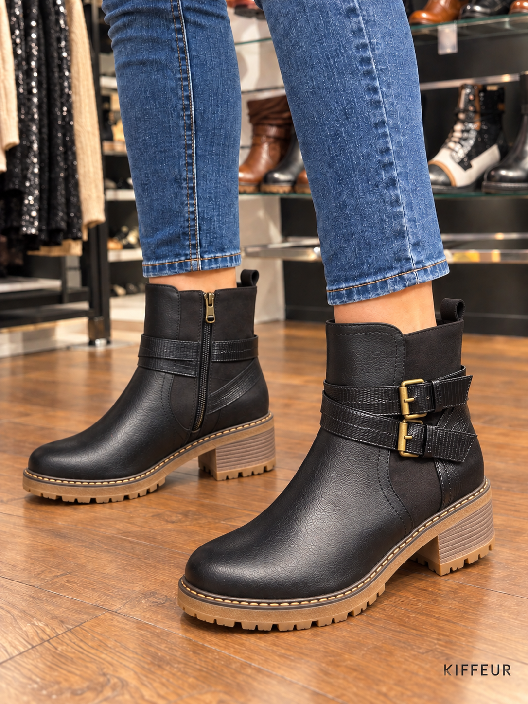 Bottines noires à double boucle dorée et semelle caramel portées KIFFEUR