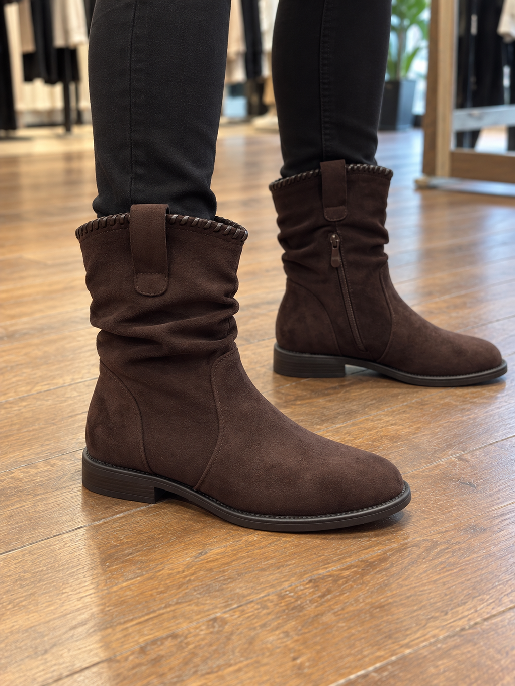 Bottines marron d’aspect suédé à tige froncée, bordure cousue et zip intérieur, portées chez KIFFEUR