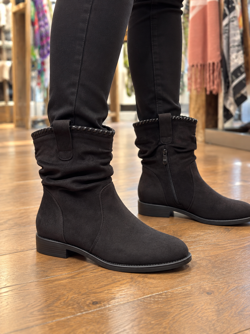 Bottines noir d’aspect suédé à tige froncée, bordure cousue et zip intérieur, portées chez KIFFEUR