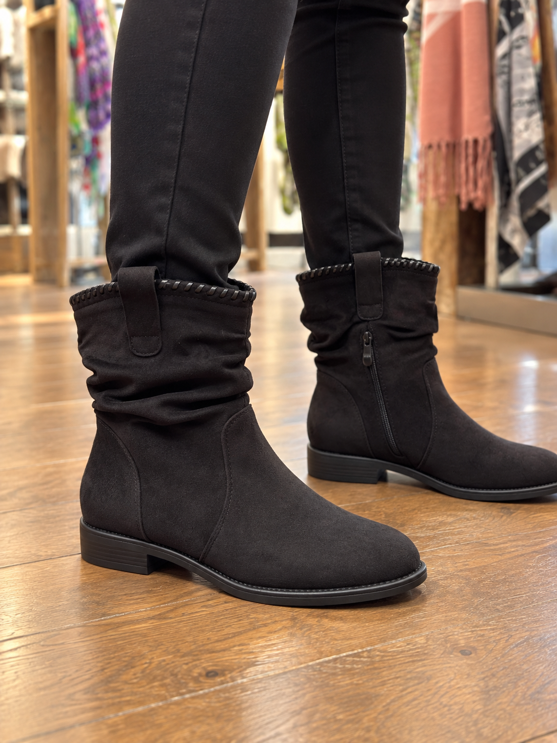 Bottines noir d’aspect suédé à tige froncée, bordure cousue et zip intérieur, portées chez KIFFEUR