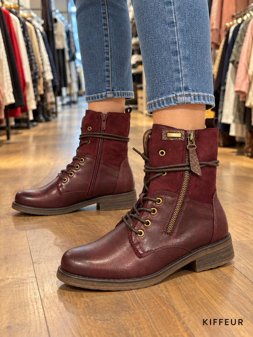 Bottines bordeaux à lacets et zip portées KIFFEUR