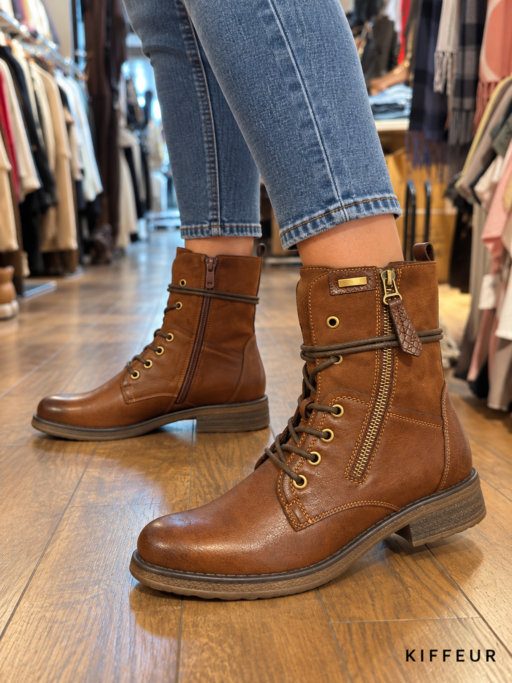 Bottines cognac à lacets et zip portées KIFFEUR