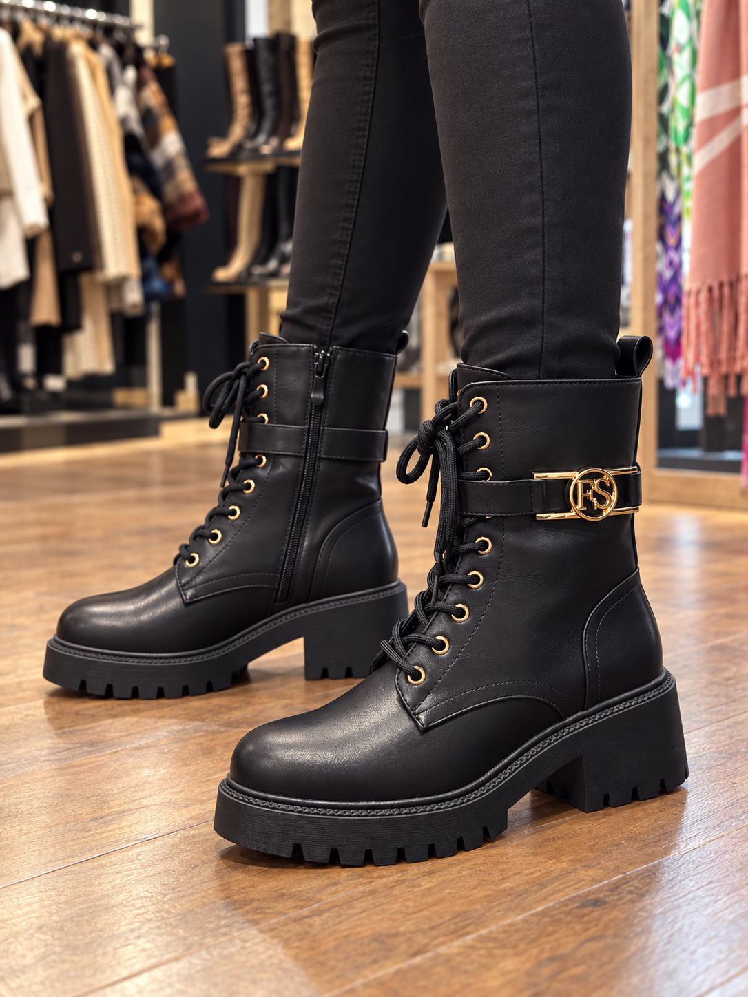 Bottines noires à lacets, médaillon doré et semelle crantée, portées chez KIFFEUR