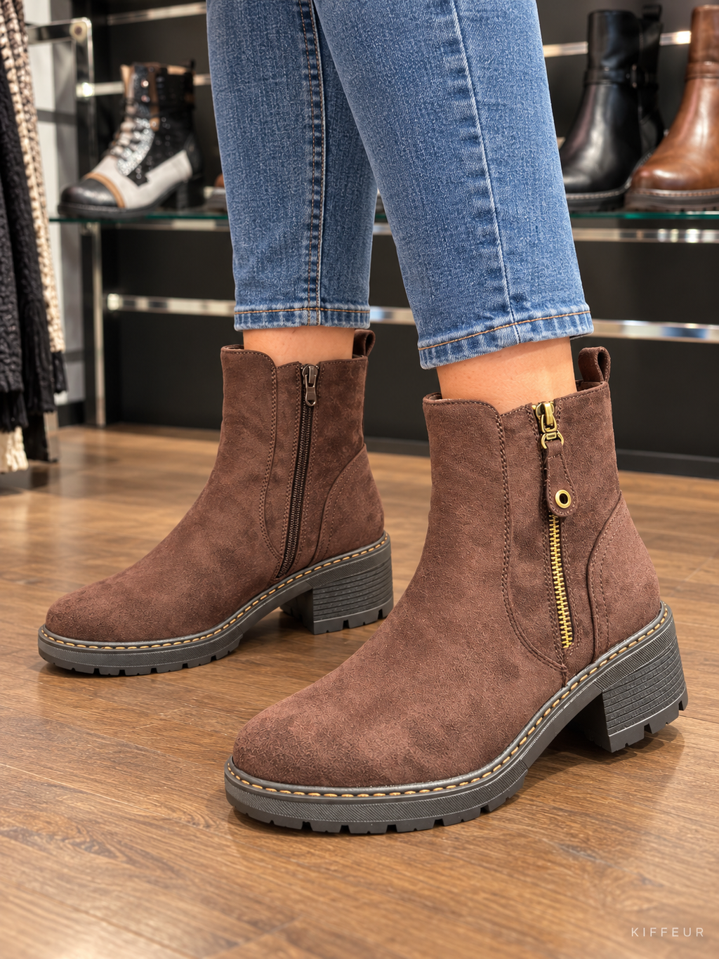 Bottines marron effet suédine à zip et talon bloc portées chez KIFFEUR
