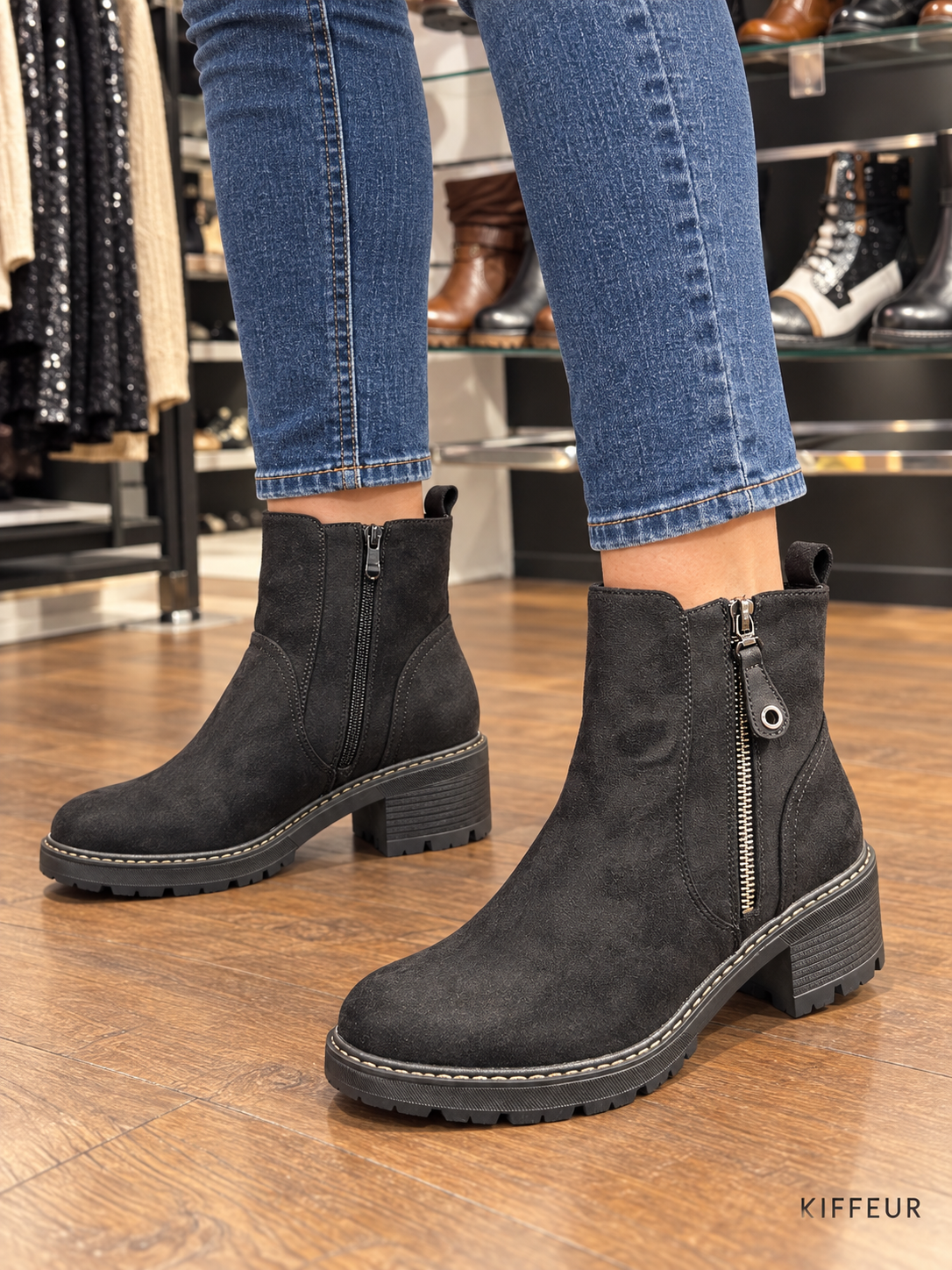 Bottines noires effet suédine à zip et talon bloc portées chez KIFFEUR