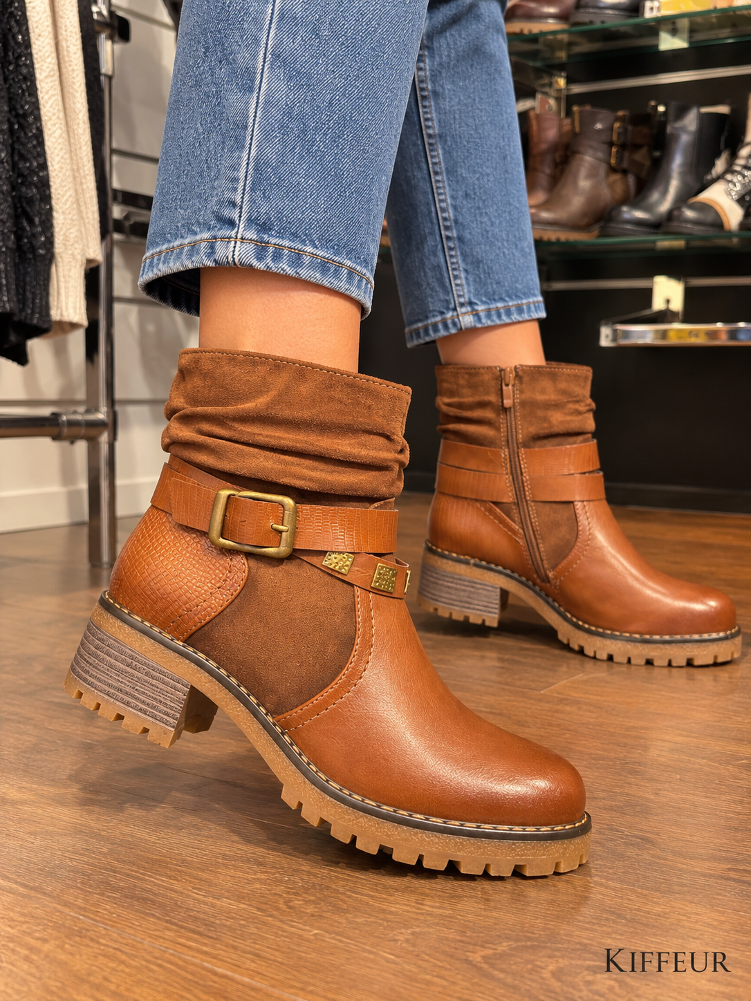 Bottines cognac à tige froncée, boucle et plaques métalliques portées KIFFEUR