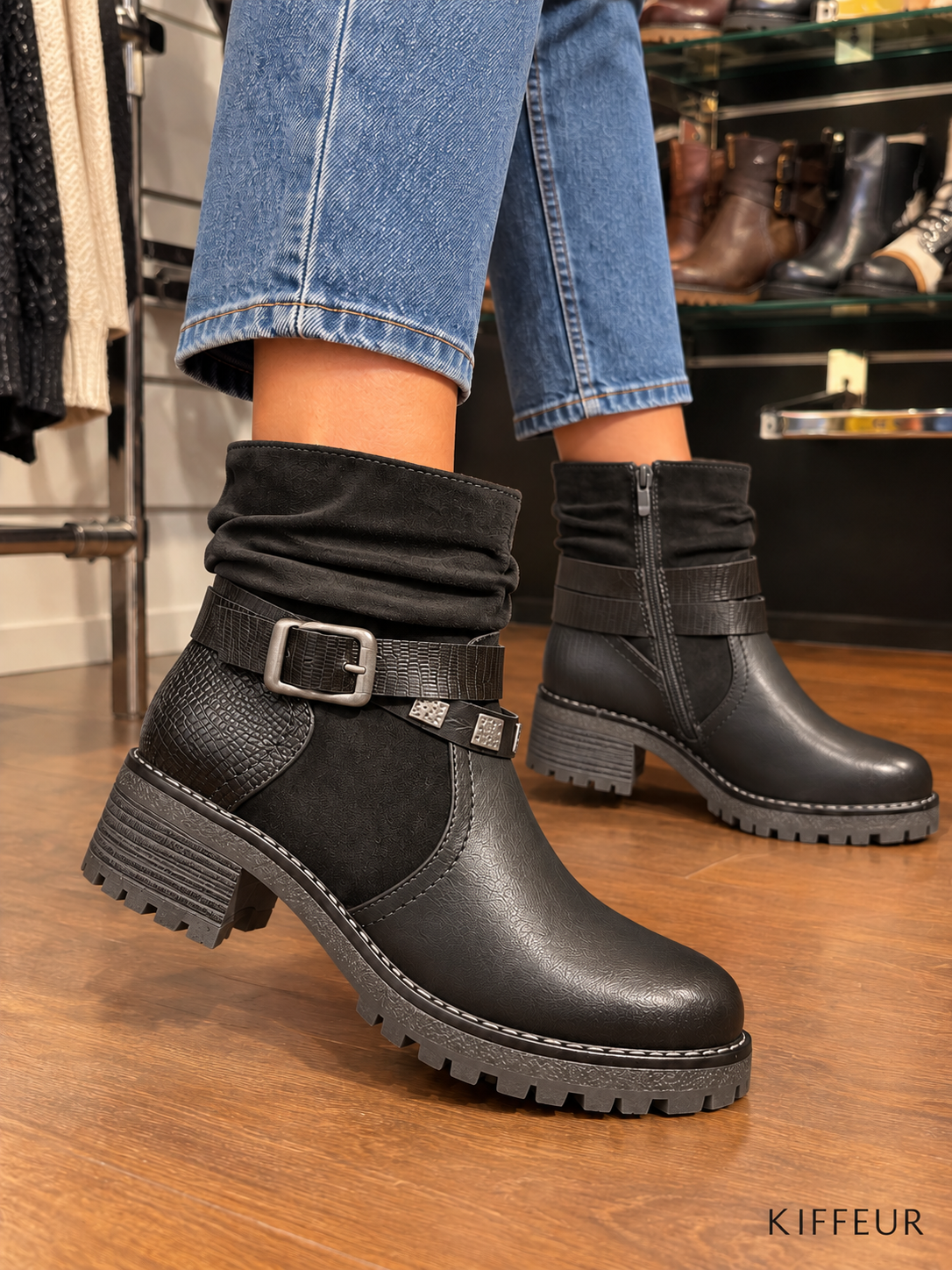 Bottines noires à tige froncée, boucle et plaques métalliques portées KIFFEUR