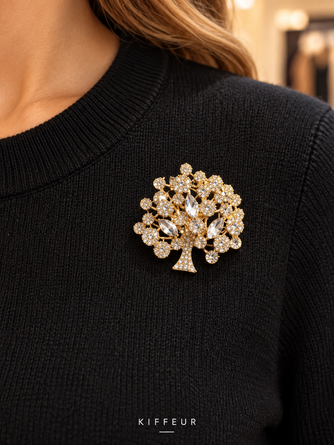 Broche aimantée Arbre à cristaux portée sur un vêtement – KIFFEUR
