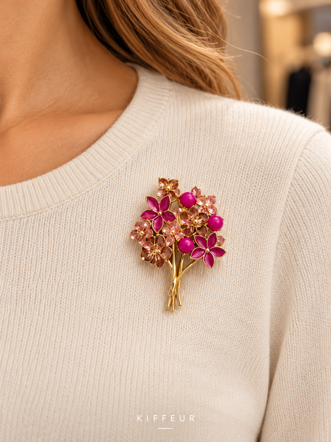 Broche aimantée Bouquet rose portée sur un vêtement – KIFFEUR
