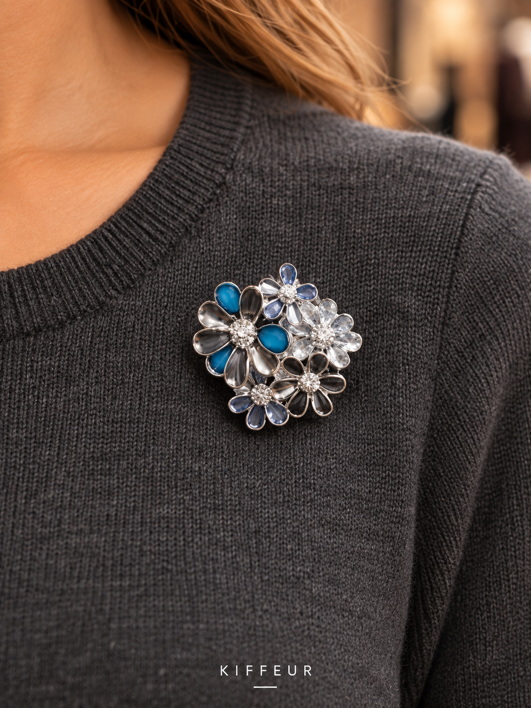 Broche aimantée Fleurs bleues et argentées portée sur un vêtement – KIFFEUR