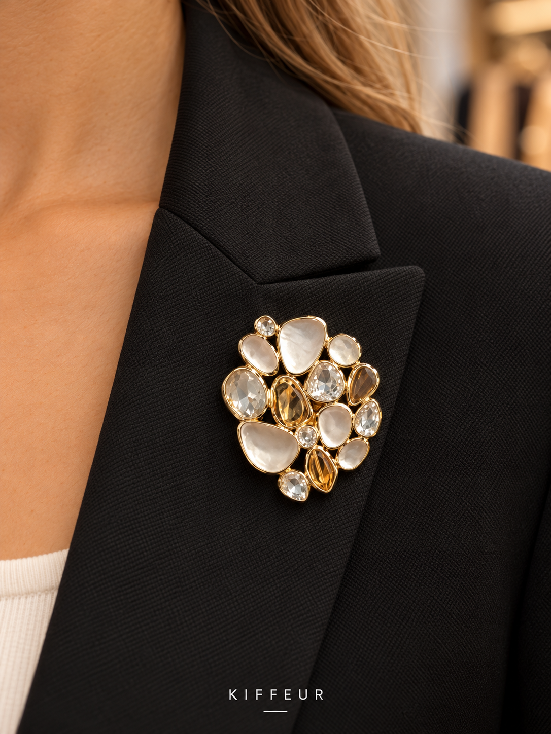 Broche aimantée Galets nacrés portée sur un vêtement – KIFFEUR