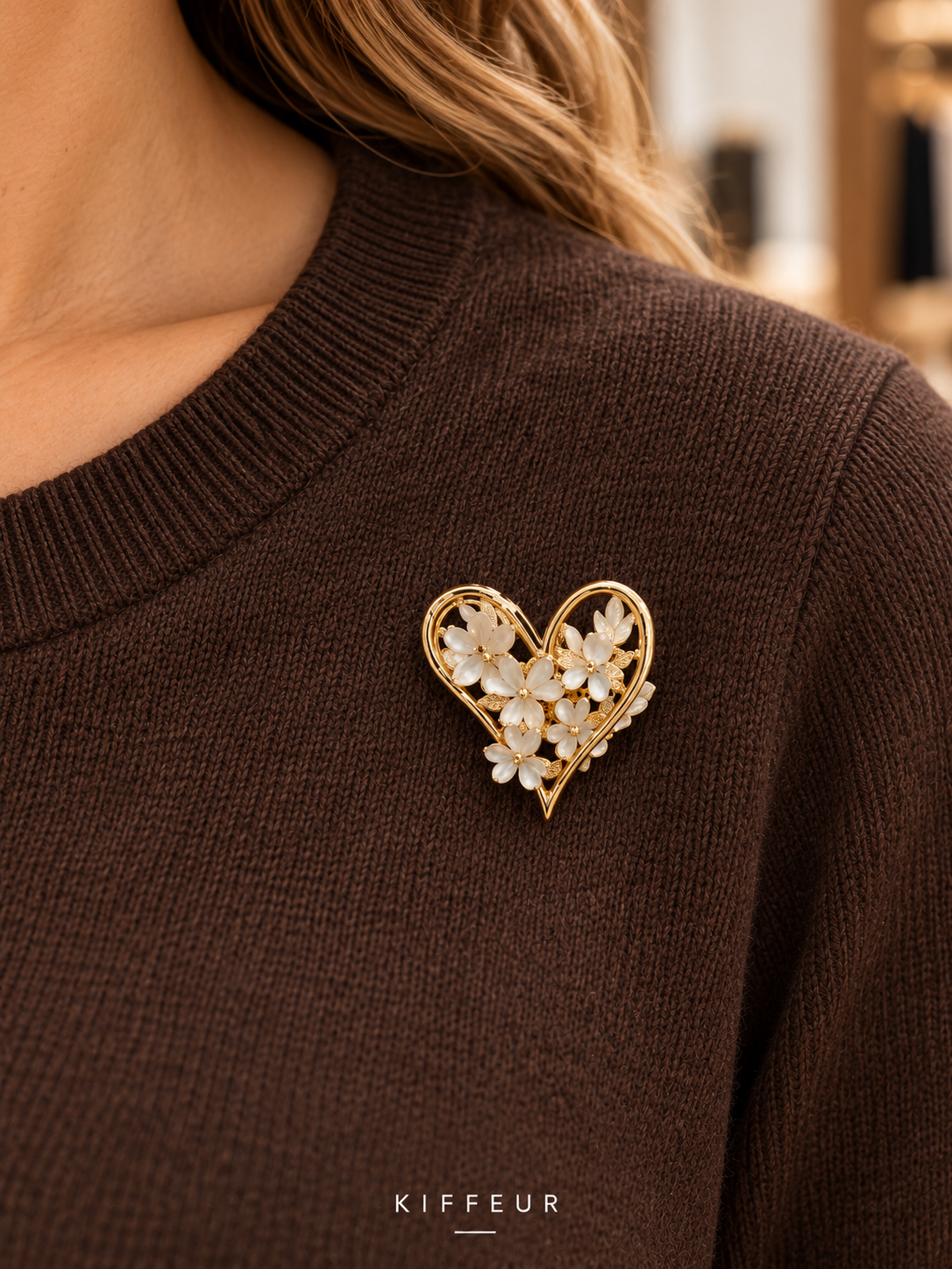 Broche aimantée Cœur fleuri portée sur un vêtement – KIFFEUR