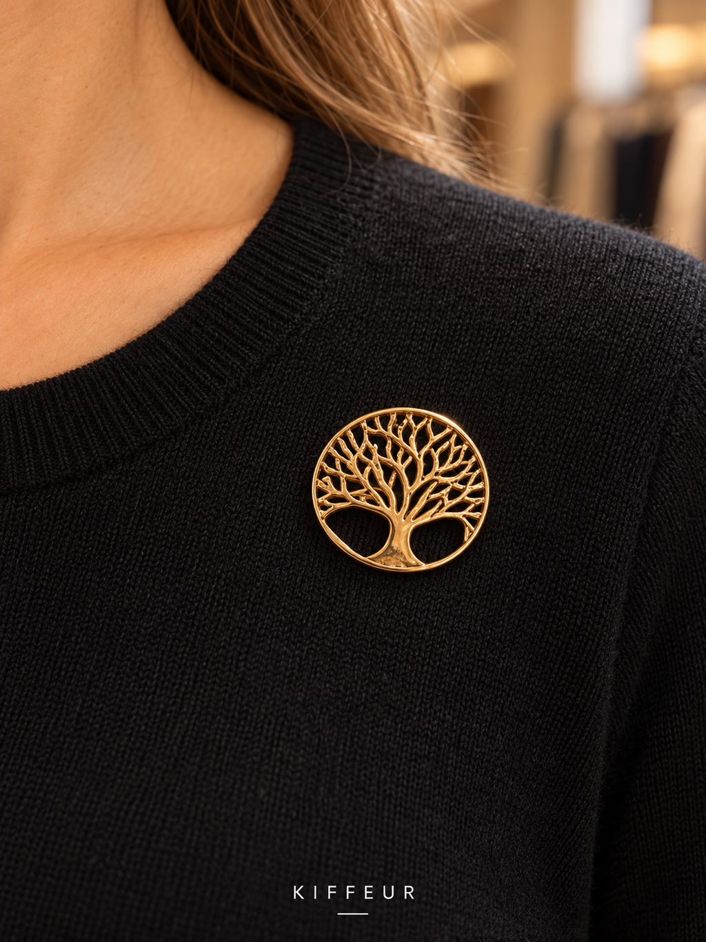 Broche aimantée Arbre de vie portée sur un vêtement – KIFFEUR