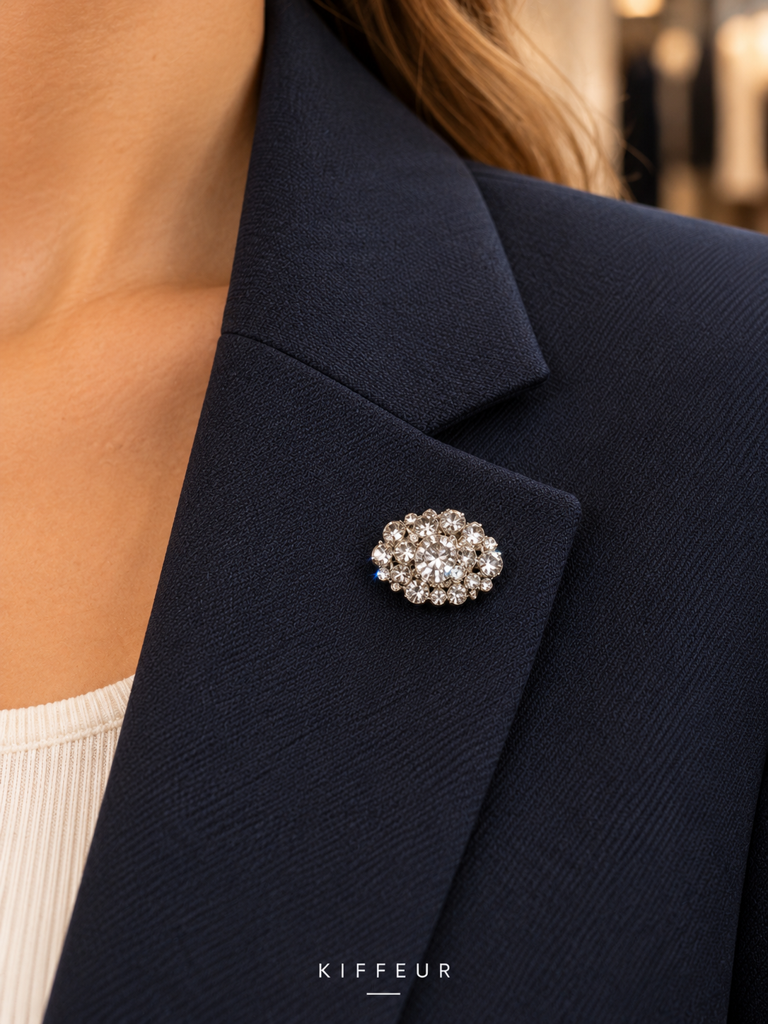 Broche aimantée Éclat argenté portée sur un vêtement – KIFFEUR
