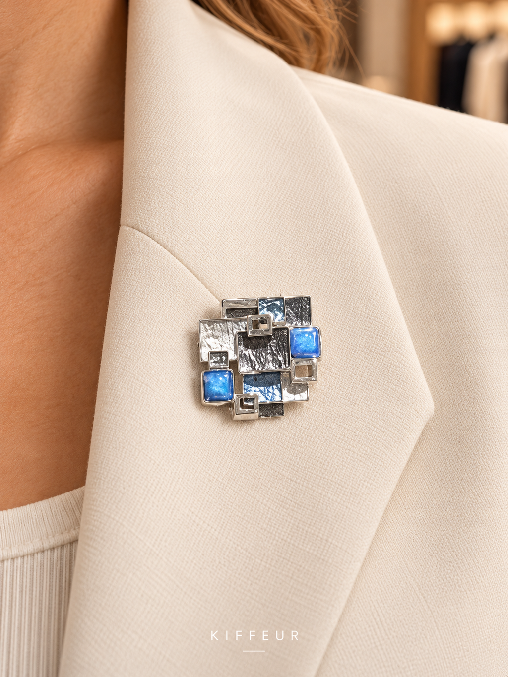 Broche aimantée Carrés entrelacés bleus portée sur un vêtement – KIFFEUR
