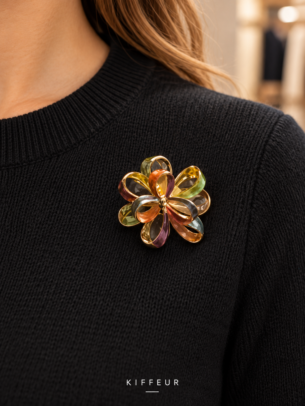 Broche aimantée Fleur aux pétales ajourés portée sur un vêtement – KIFFEUR
