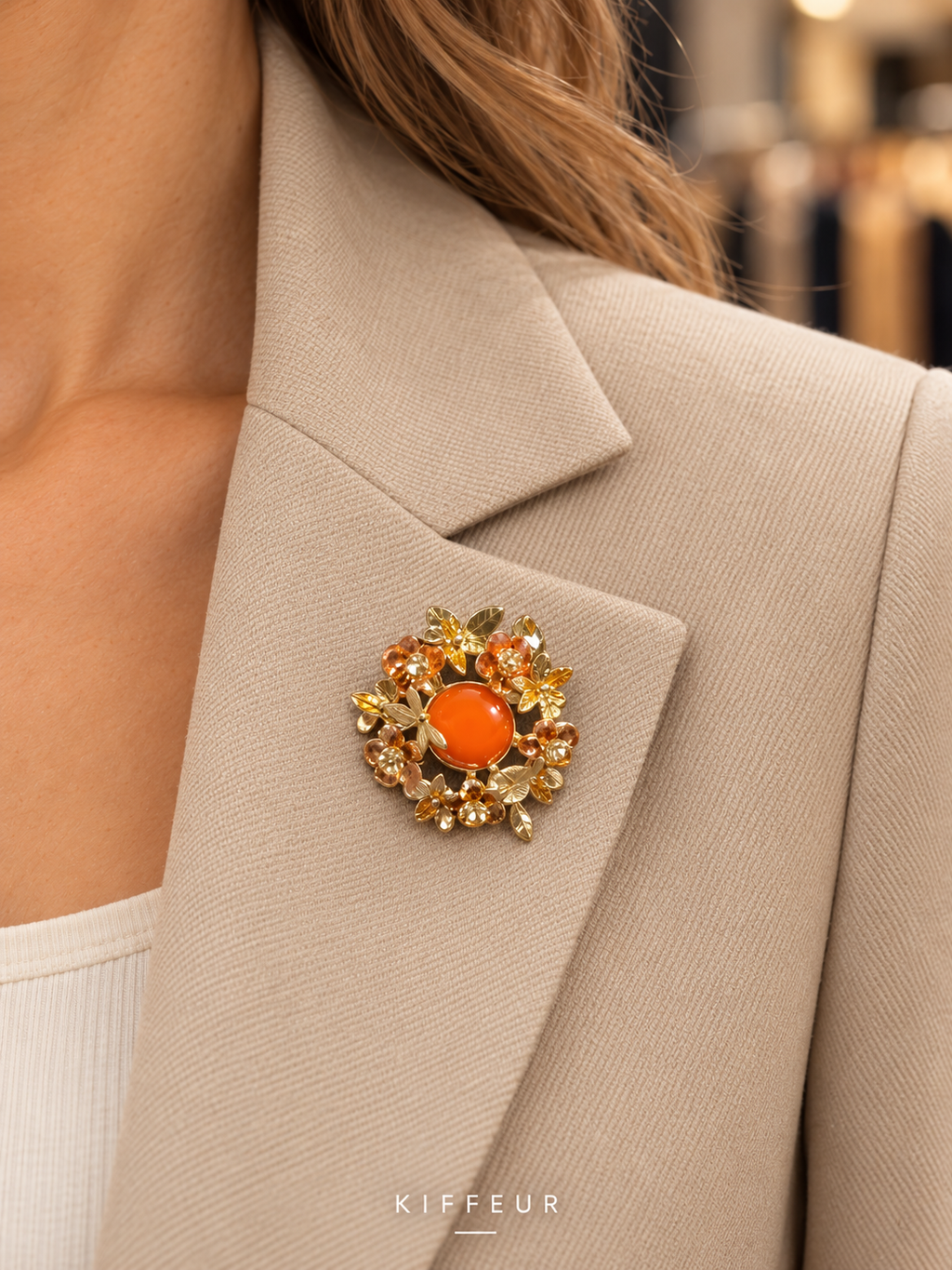 Broche aimantée Rosace orange portée sur un vêtement – KIFFEUR