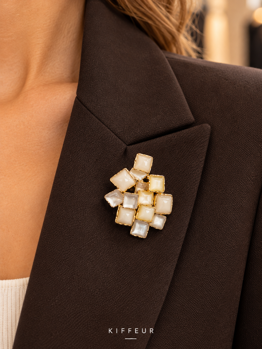 Broche aimantée Mosaïque ivoire portée sur un vêtement – KIFFEUR