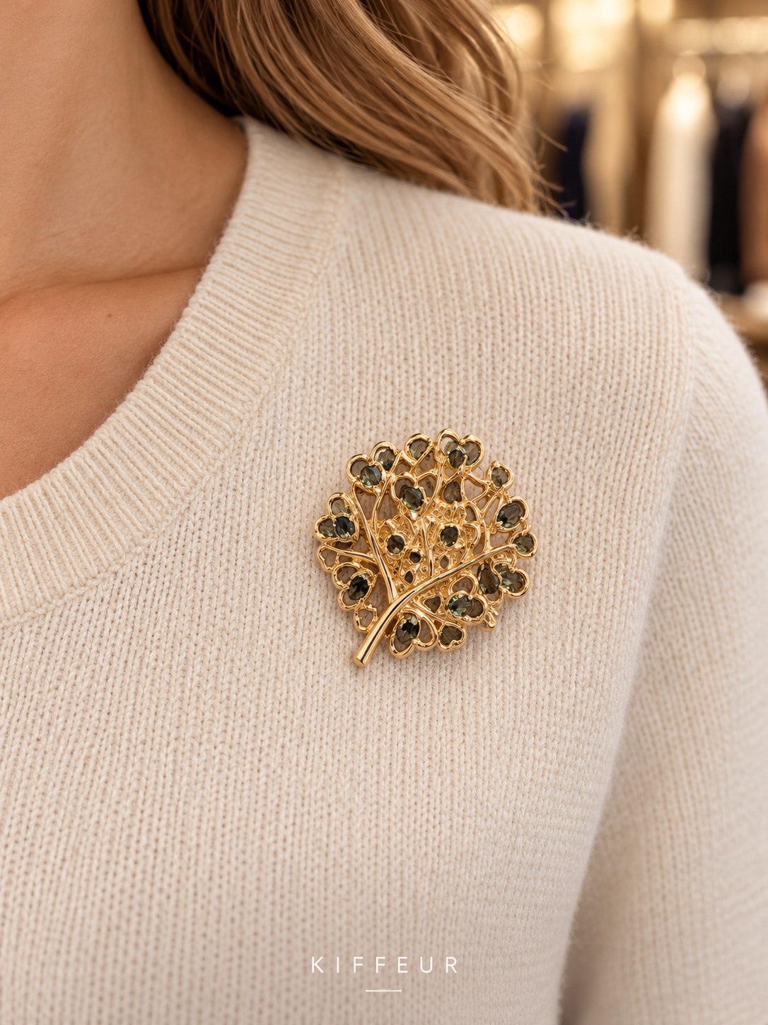 Broche aimantée Feuillage doré portée sur un vêtement – KIFFEUR