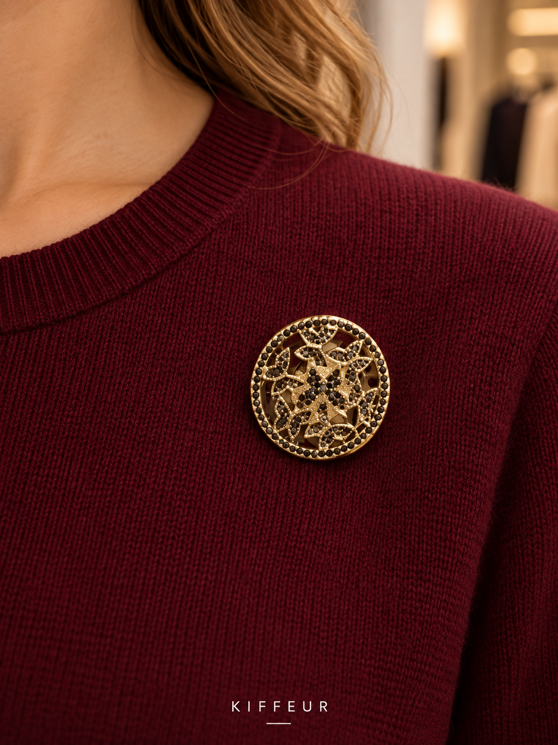 Broche aimantée Médaillon étoilé portée sur un vêtement – KIFFEUR