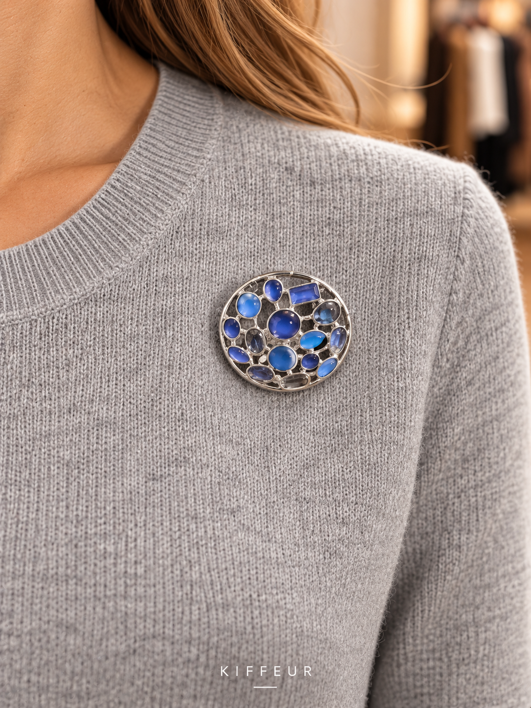 Broche aimantée Cercle bleu portée sur un vêtement – KIFFEUR