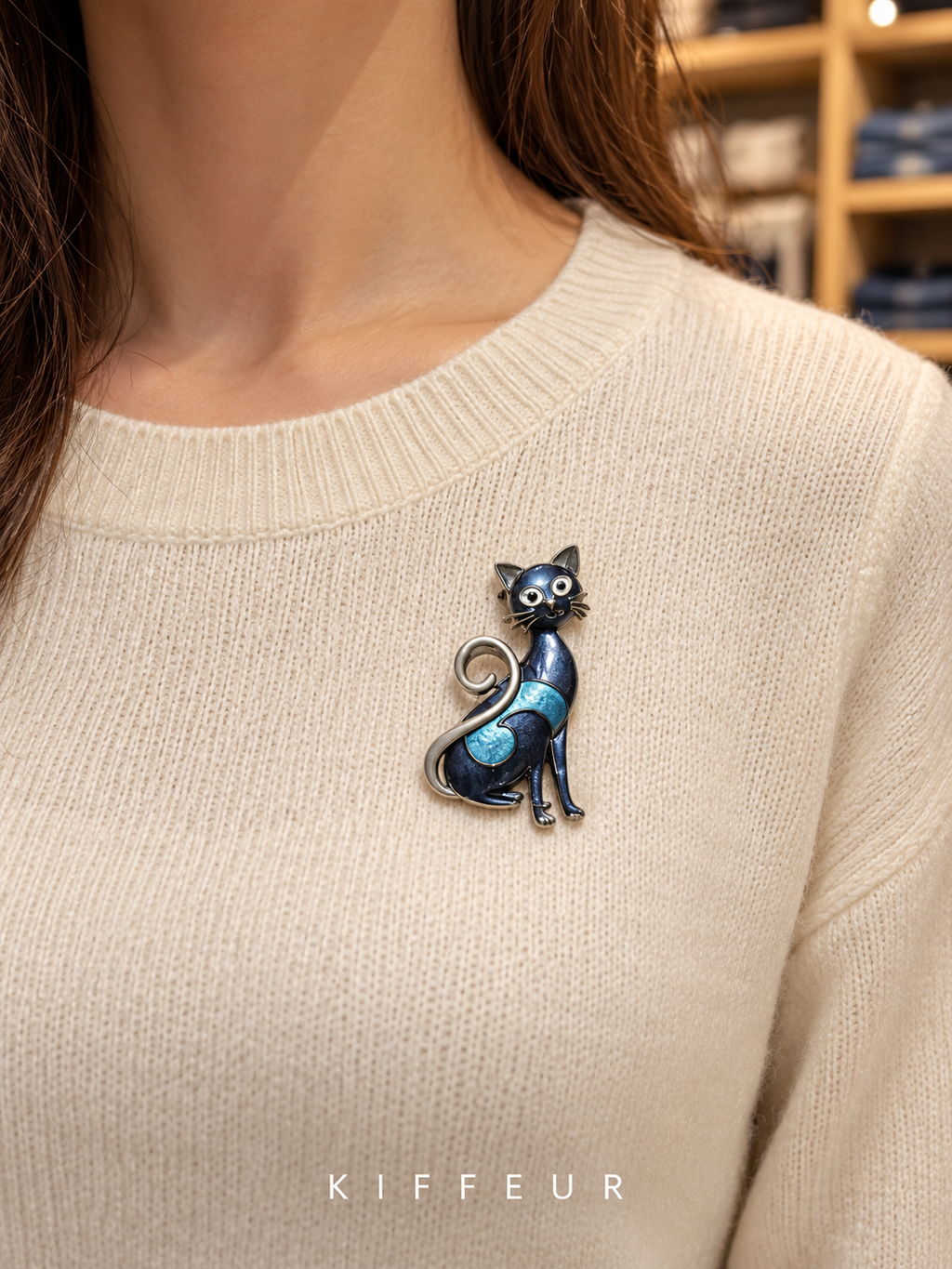 Broche aimantée Chat élancé bleu portée sur un pull – KIFFEUR