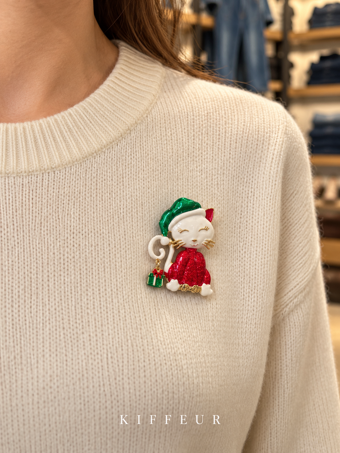 Broche aimantée Chat au bonnet vert portée sur un pull – KIFFEUR