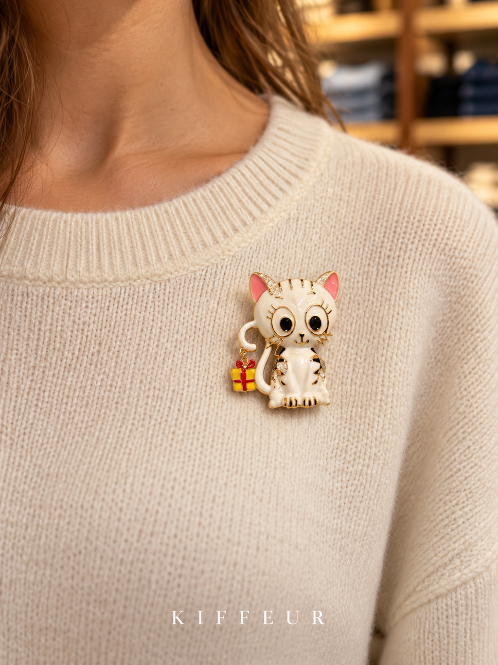 Broche aimantée Chat blanc et cadeau portée sur un pull – KIFFEUR
