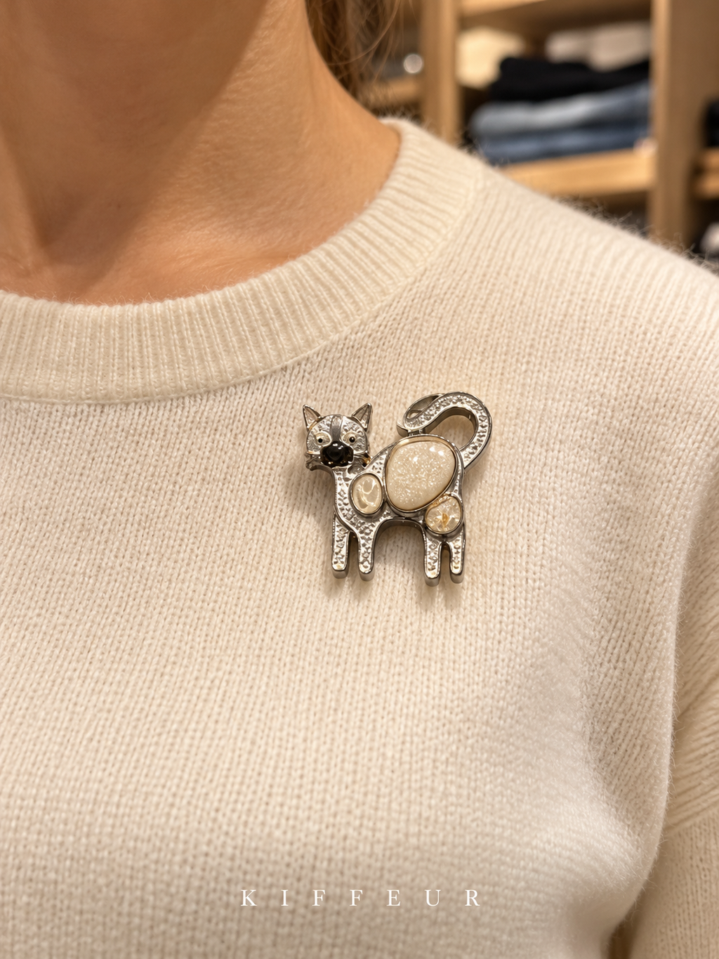 Broche aimantée Chat à cabochons ivoire portée sur un pull – KIFFEUR