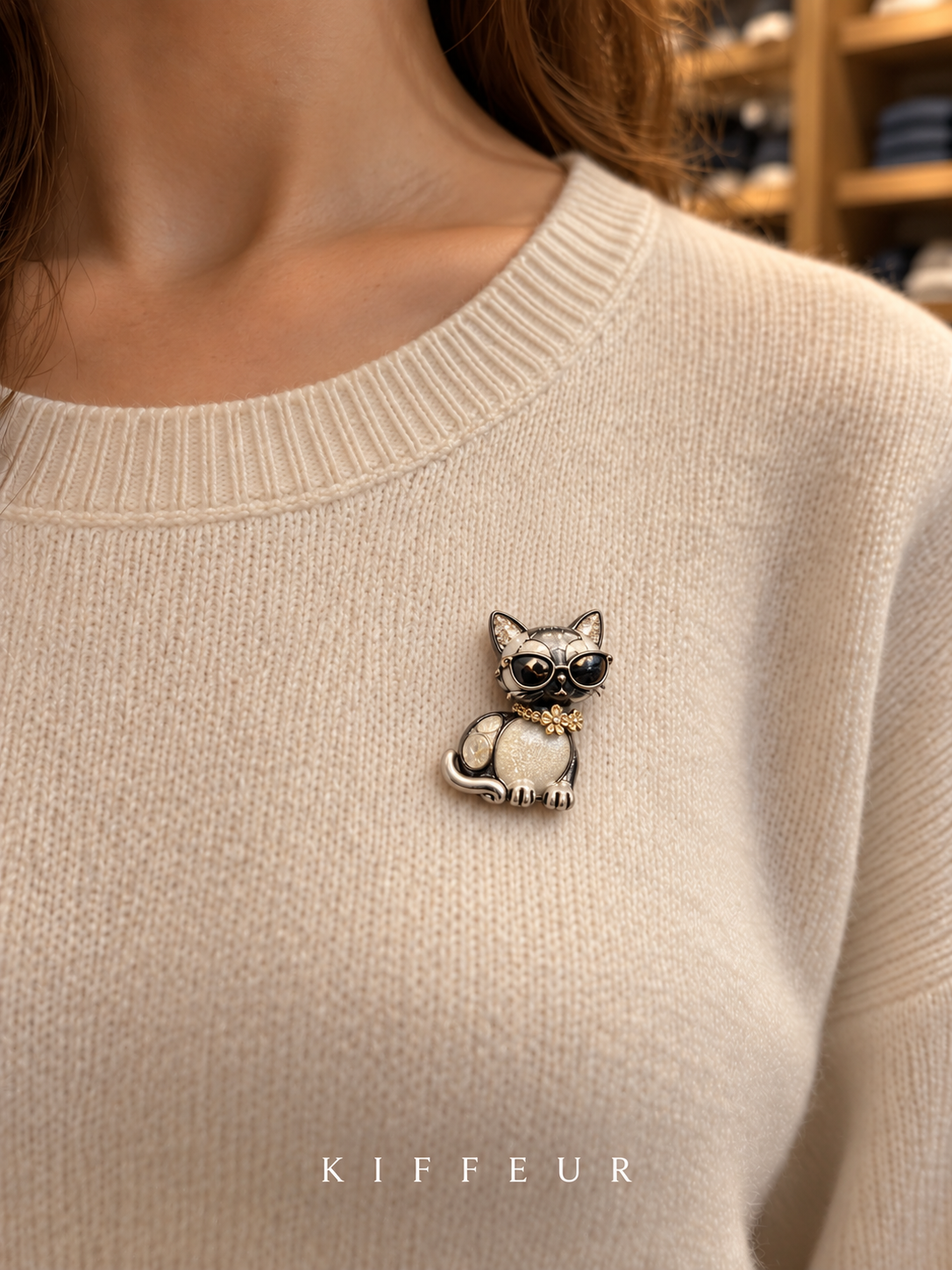 Broche aimantée Chat à lunettes argenté portée sur un pull – KIFFEUR