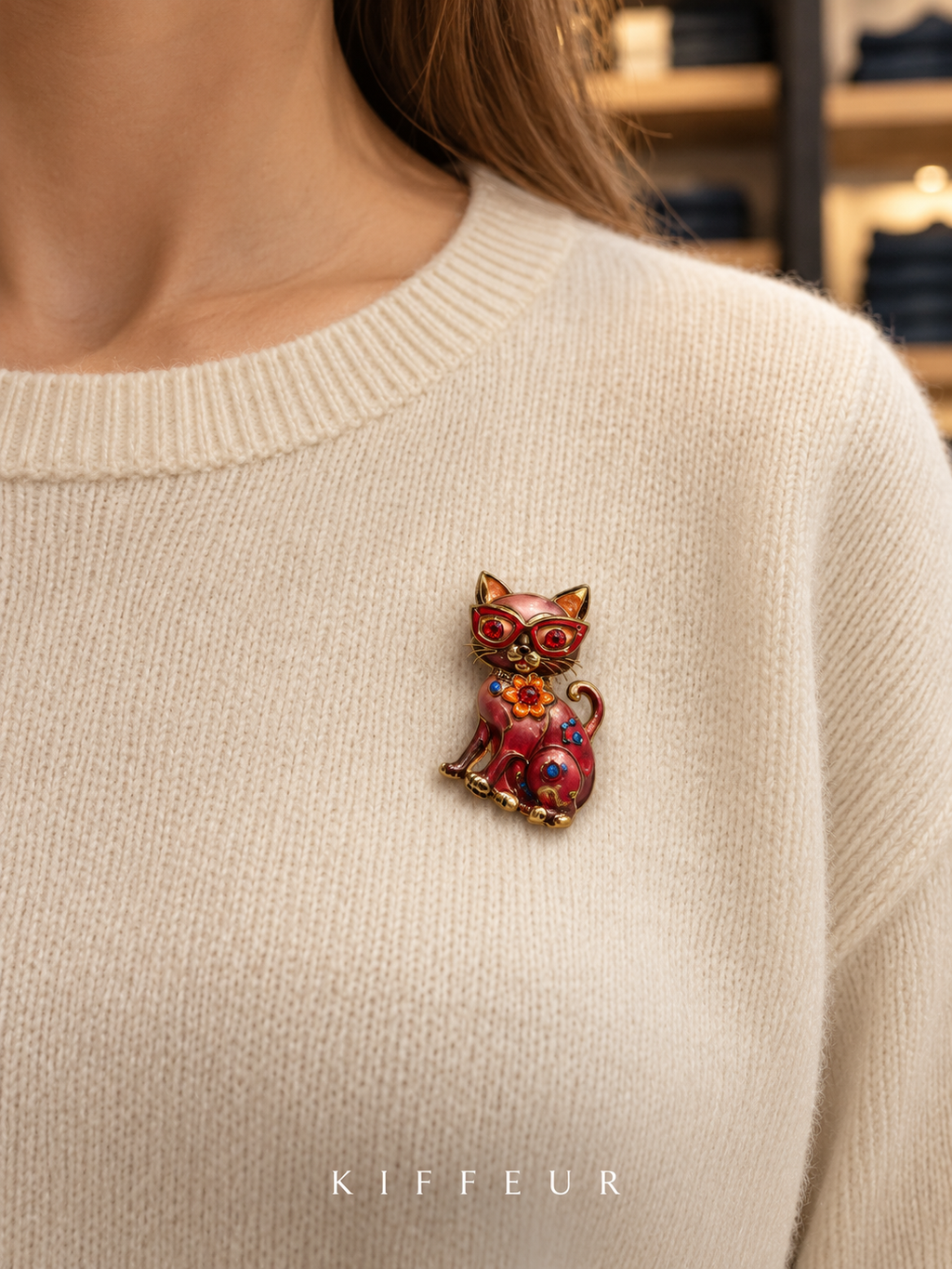 Broche aimantée Chat à lunettes rouge portée sur un pull – KIFFEUR