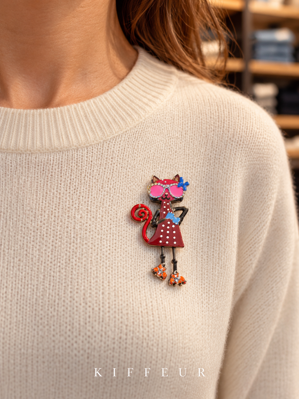 Broche aimantée Chat à robe rouge et lunettes roses portée sur un pull – KIFFEUR